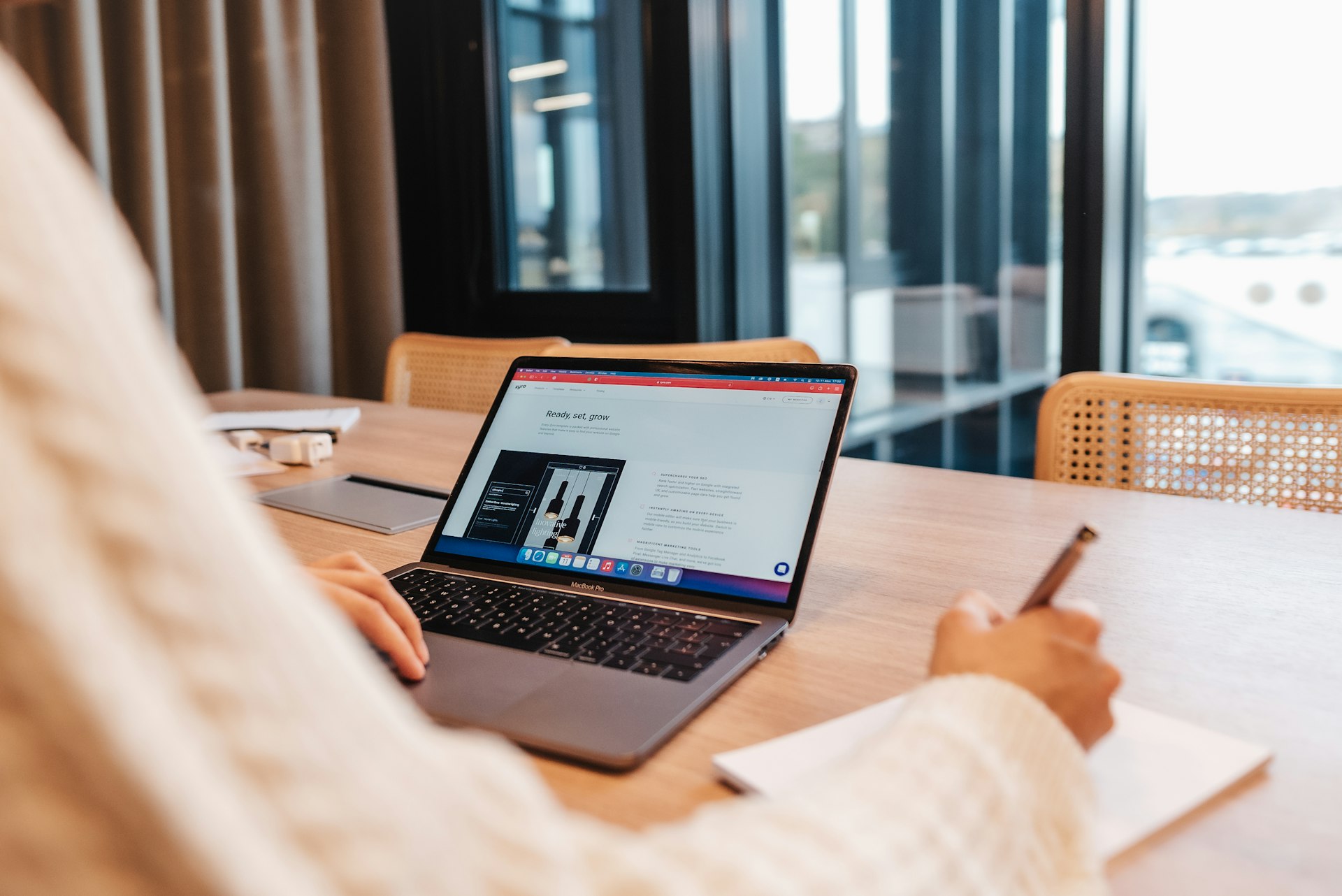 iemand die met een laptop aan een tafel zit